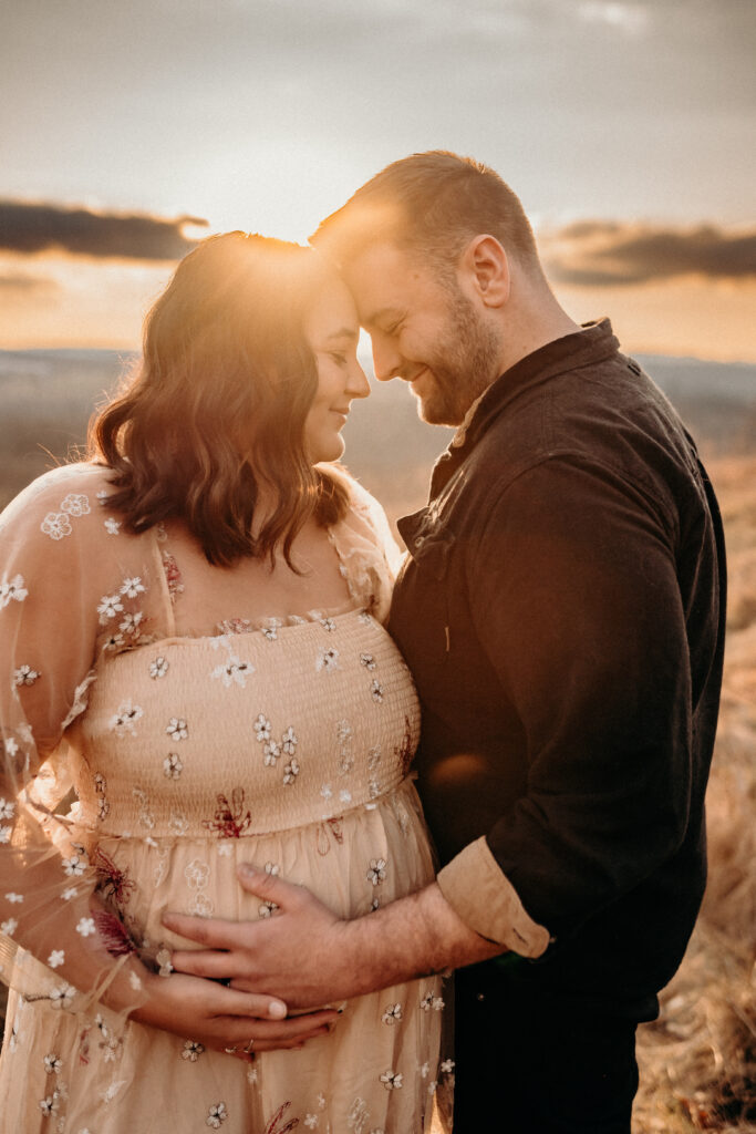 golden hour maternity session mom and dad