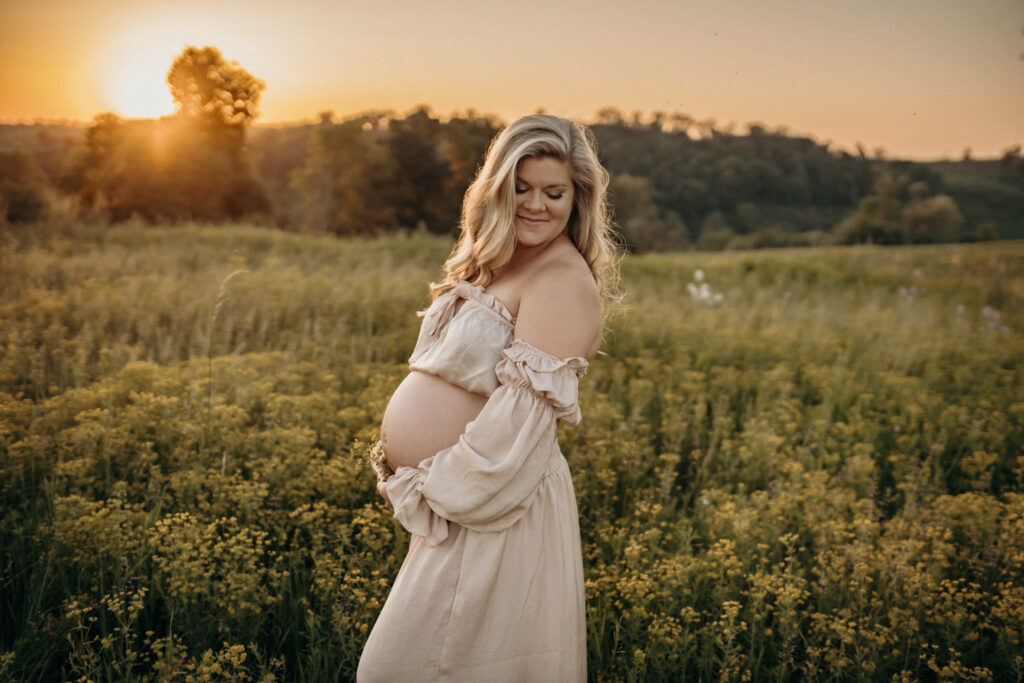 maternity photoshoot in lehigh valley during spring time