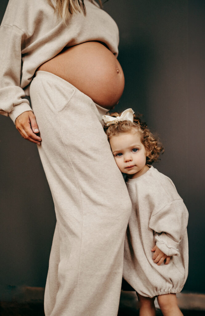 baby bump photoshoot with daughter. comfy clothing for photoshoot