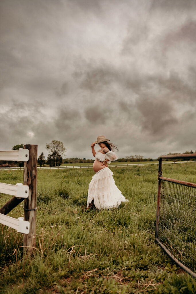 Lehigh Valley maternity photographer-maternity-posing-at-farm