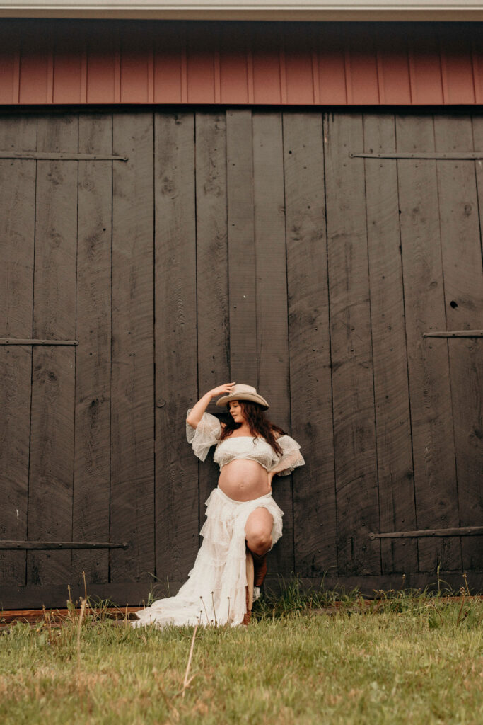 Lehigh Valley motherhood photography
-maternity client posing against wall