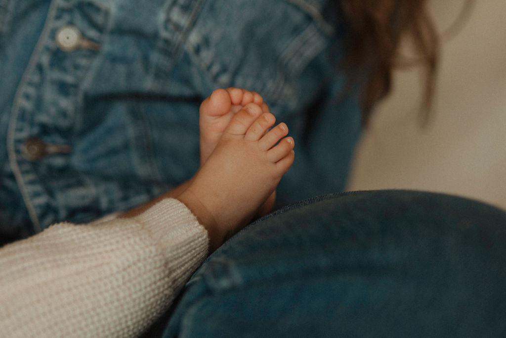 Simply motherhood session with mother and child in natural light
