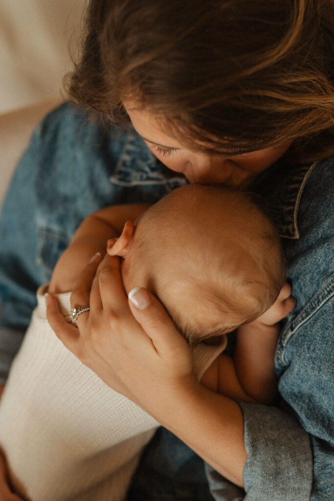 lifestyle maternity photography session in early spring