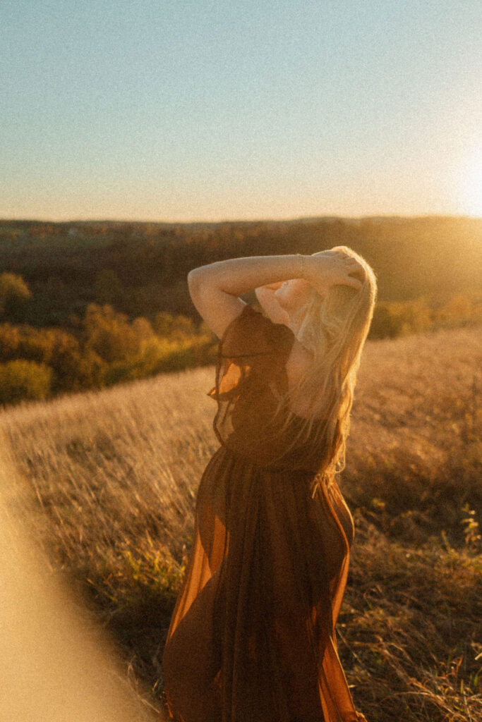 maternity-pic-posing-in-golden-hour