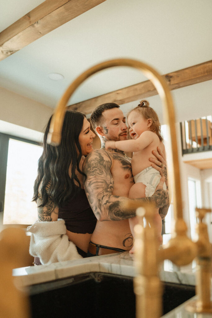 spring maternity photos in home