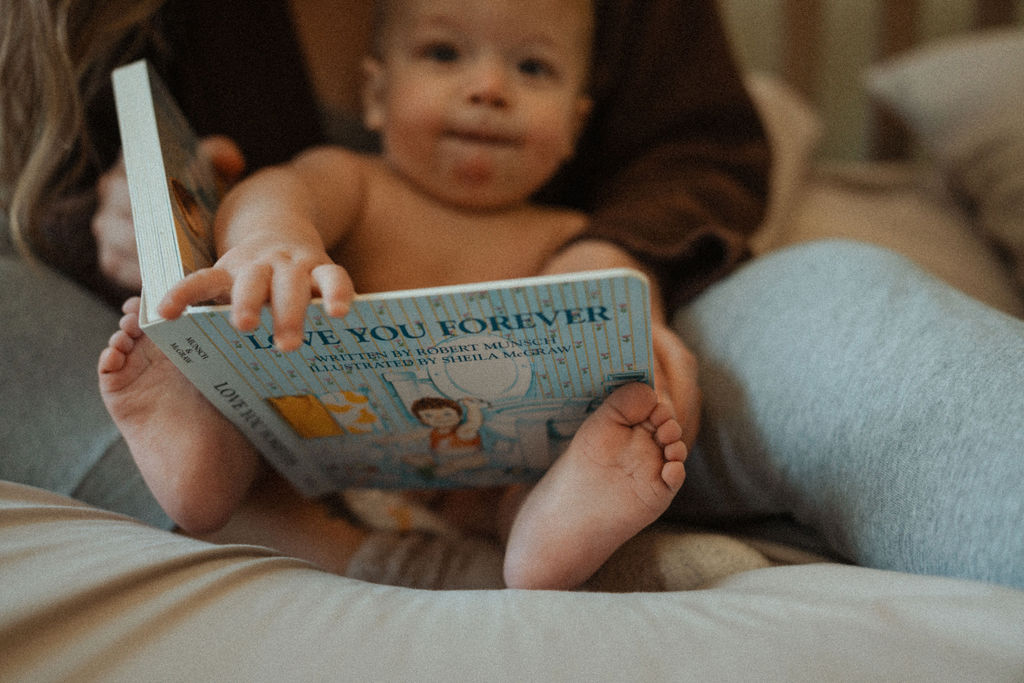 mommy and me reading a book in home photo session in lehigh valley
